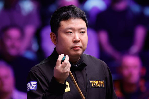 北京时间12月2日凌晨，2025斯诺克英锦赛正赛首轮继续在英国约克进行。一场焦点对决中，中国选手张安达在3-5落后的绝境下连救两个赛点，最终以6-5逆转15号种子加里·威尔逊，惊险闯入16强；1/8决赛他将与同胞赵心童上演“中国德比”。 比赛进程：五度平分，决胜局才见生死 开局互探：威尔逊打出单杆58分先声夺人，张安达随即回敬单杆87分、73分，以2-1反超。 中场胶着：第四局威尔逊多次上手扳平比分；休息归来他又凭借单杆52分、65分、91分，一度5-3拿到赛点。 绝境反击：背水一战的张安达先以83-35挽救一个赛点，第10局再轰单杆77分，5-5把比赛拖入决胜局。 决胜时刻：第11局两人均谨慎防守，威尔逊长台失准留下破绽，张安达上手打出单杆56分，最终以65-15锁定胜局，完成6-5绝杀。 数据盘点 张安达：全场3杆50+（87、73、77），1杆制胜，防守成功率78%。 加里·威尔逊：4杆50+（58、52、65、91），进攻火力略占优，但关键局失误致命。 赛后声音 张安达坦言：“3-5落后时我没想太多，只想把每一杆防守做好。最后能赢下来有些运气，但也证明坚持是有回报的。”谈到下轮与赵心童的“内战”，他希望“两人都能发挥出最好水平，为观众奉献精彩比赛”。 下一轮对阵 张安达 vs 赵心童（16进8，时间待定）。随着这场胜利，本届英锦赛已有斯佳辉、吴宜泽、庞俊旭、<a href=/tiyuzhijia/dingjunhui/ target=_blank class=infotextkey>丁俊晖</a>、赵心童、张安达共6名中国选手跻身16强，刷新历史最佳战绩。